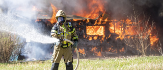 Veteranbilar förstörda i kraftig brand