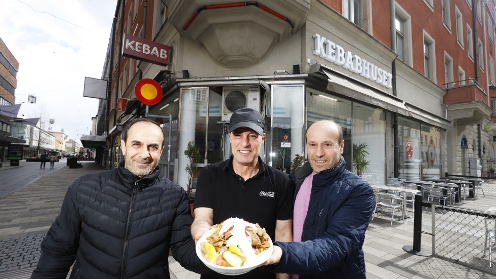 Medarbetaren Simon Chammo, restaurangchefen Loay Alia och vännen Ibrahim Youssef utanför Kebabhuset.