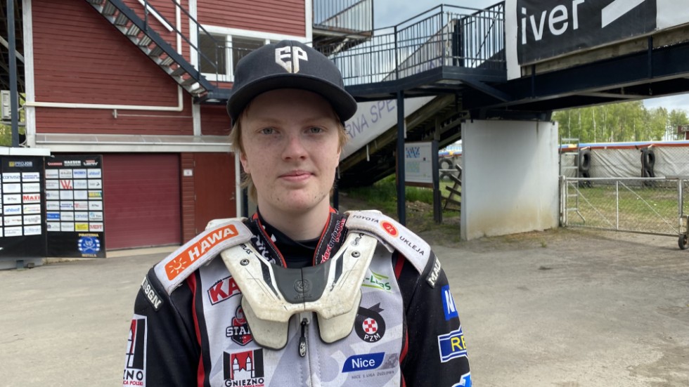 Erik Persson har gjort klart med Piraterna om en ny säsong i Bauhausligan. "Han är duktig och noggrann", säger Piraternas assisterande lagledare Anders Bylin.