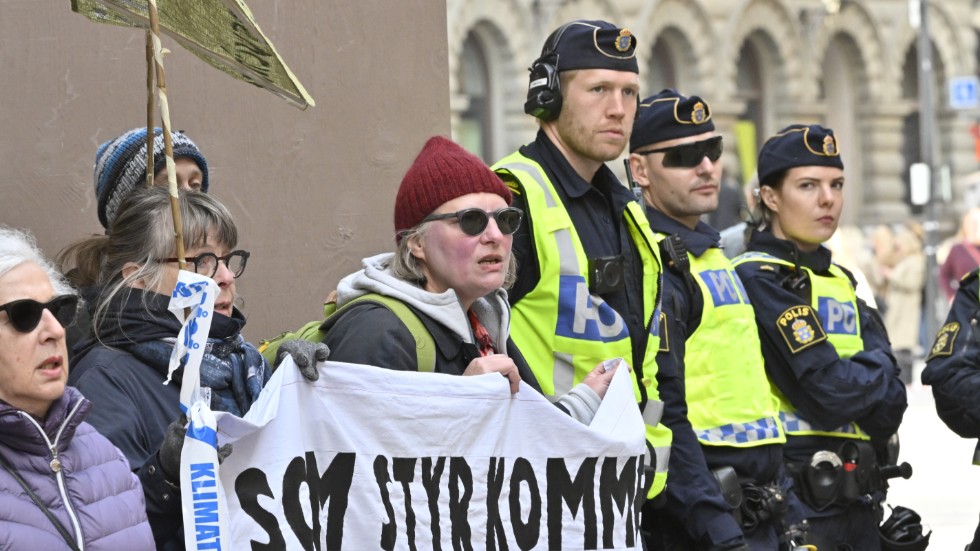 Här en bild från en demonstration utanför riksdagen 2022. Budskapet på banderollen är att "de som styr kommer inte att rädda dig." 