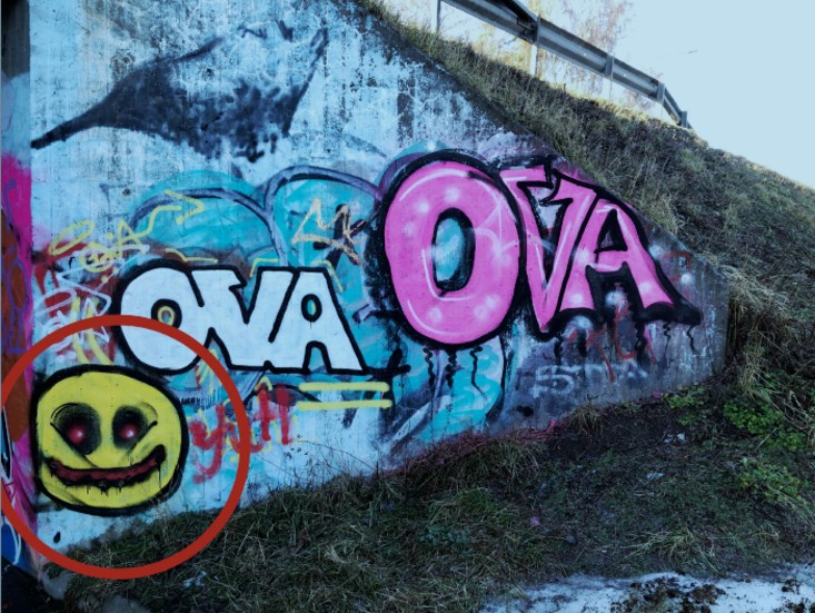 Till vänster i bild syns den smiley som personerna är upphovspersoner till. Nu har de dömts till 30 dagsböter för tilltaget.