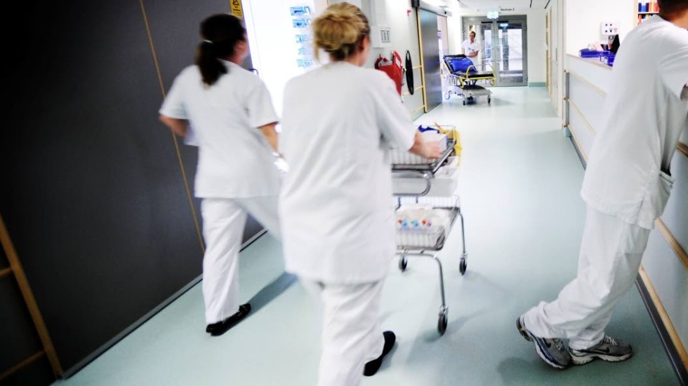 För att genomföra besparingskravet så får inte längre pensionerade undersköterskor, våradministratörer och andra kompetenta medarbetare med mångårig erfarenhet, jobba på timmar efter årsskiftet, menar insändarskribenten.