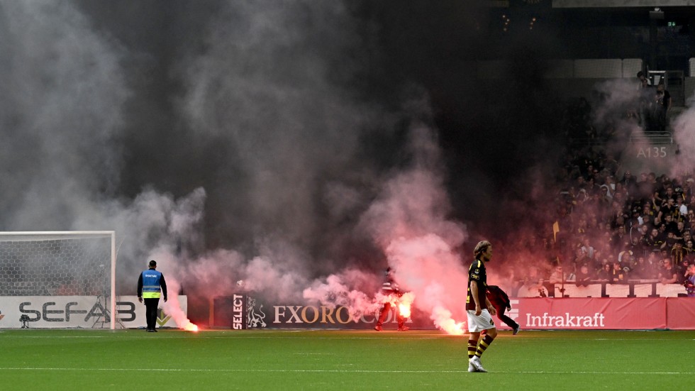Våldsamheter utbröt och bengaler kastades in på plan på Tele2 Arena i Stockholm under fotbollsmatchen i allsvenskan mellan Djurgårdens IF och AIK den 28 maj i år.