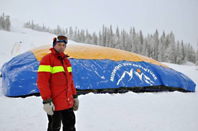 En big airbag är första steget mot en aktivitetpark med året-runtverksamhet. Håkan Östlund, Midnight sun adventure, vill få fart på turismen och ungdomsaktiviteterna i Gällivare.