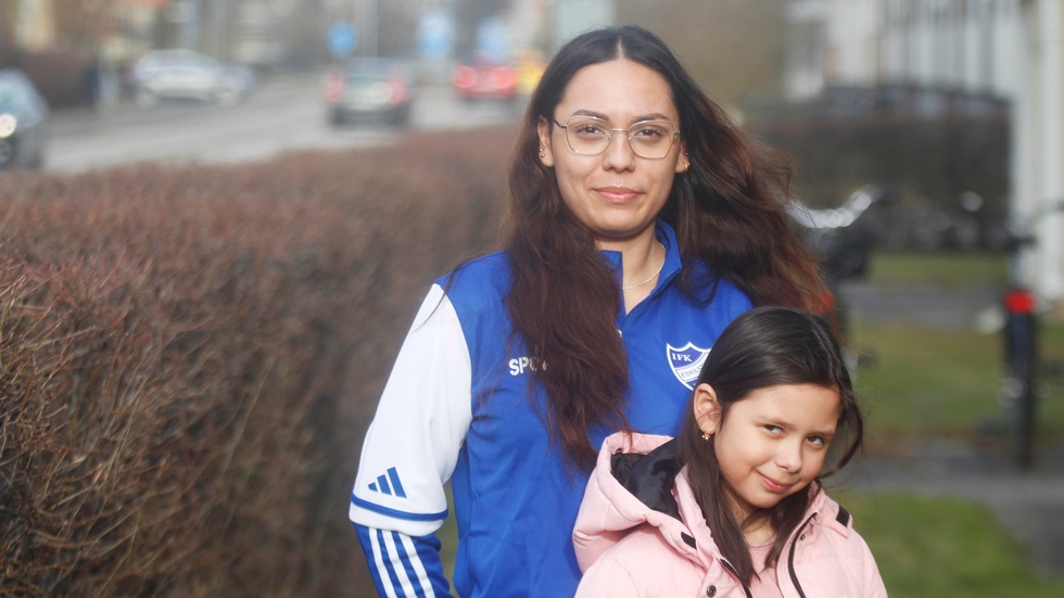 Sharon Zúñiga skrev historia när hon nickade in IFK Eskilstunas damlags allra första mål. Stotla dottern Cataleya grattade med många kramar.