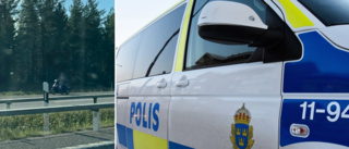 Körde elrullstol på 97:an – fick skjuts av polisen