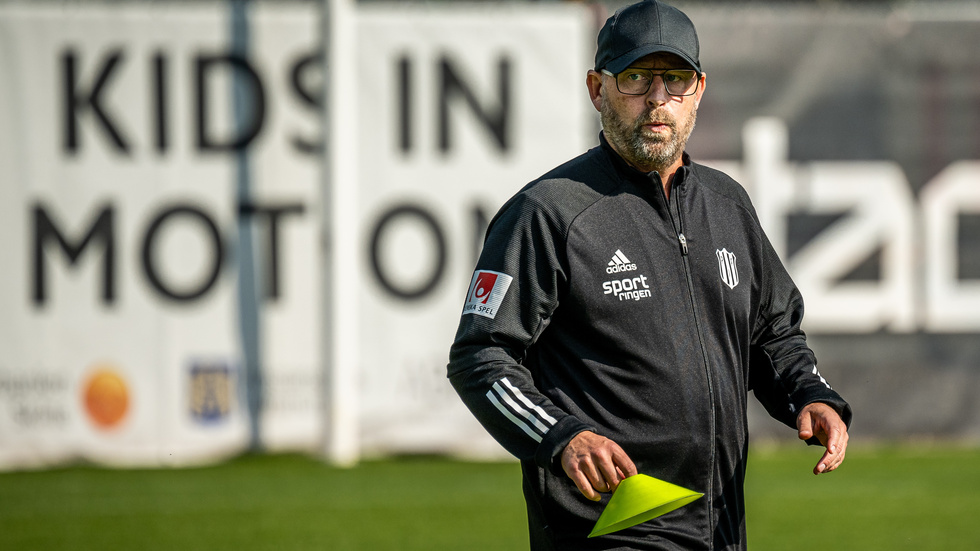 Stellan Carlsson har trotsat många odds i Piteå: "Hans ledarskap inger struktur, organisation och trygghet hos spelarna han haft", säger IFK:s sportchef Dennis Popperyd.