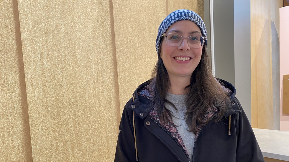 Bakom pappklädda fönster förbereder Martina de Angelis öppningen av sin cupcake-butik på Kammakartorget i Enköping.