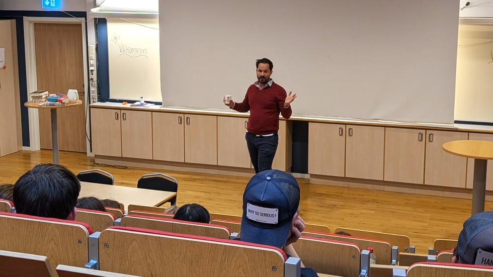 Västerviksfödde författaren Jens Liljestrand föreläste på Västerviks gymnasium. Han berättade bland annat om hur han 2019 i Ingmar Bergmans hus började skriva boken "Även om allt tar slut". Liljestrand hoppades att mötet ska inspirera och bidra till att ungdomarna vill läsa mer. 