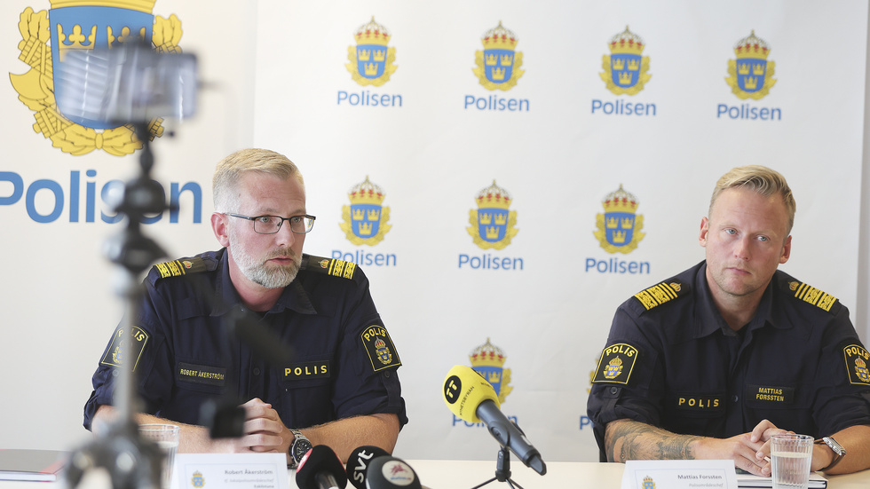 Polisens Robert Åkerström och Mattias Forssten förklarar beslutet att införa säkerhetszoner.