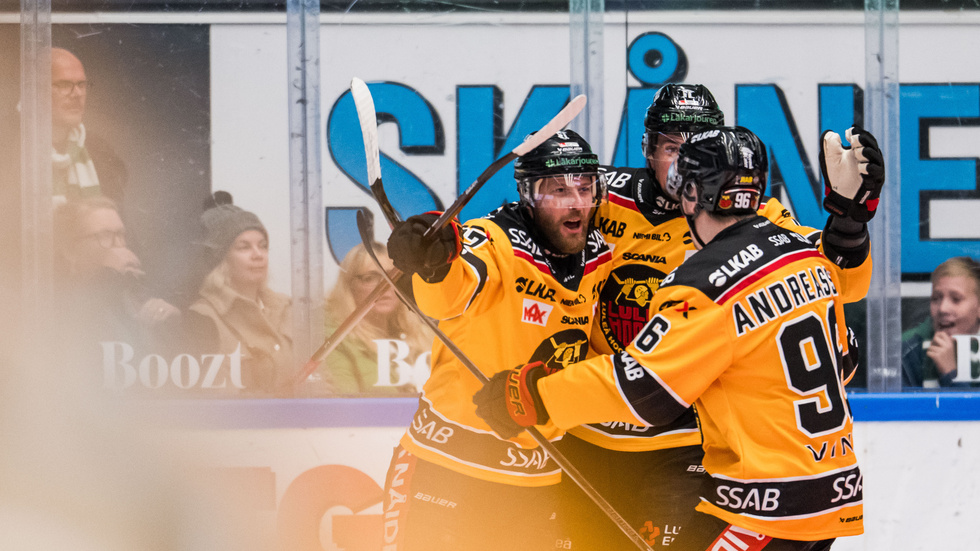 Linus Omark firar sitt mål med Pontus Andreasson och Eetu Koivistoinen