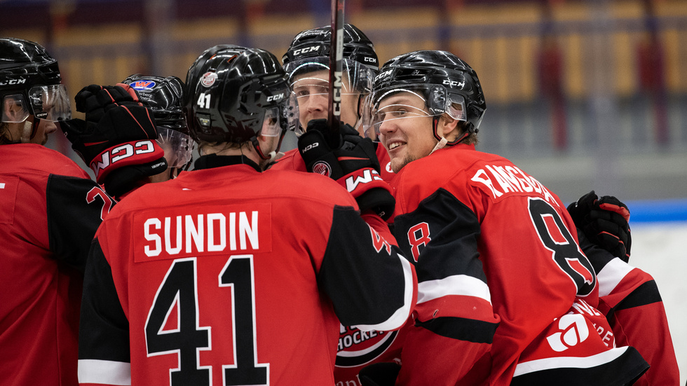 Emil Rangedal är ny i Piteå Hockey den här säsongen. I toppmötet med IF Sundsvall presenterade han sig för publiken i LF Arena med ett drömmål från blålinjen. 