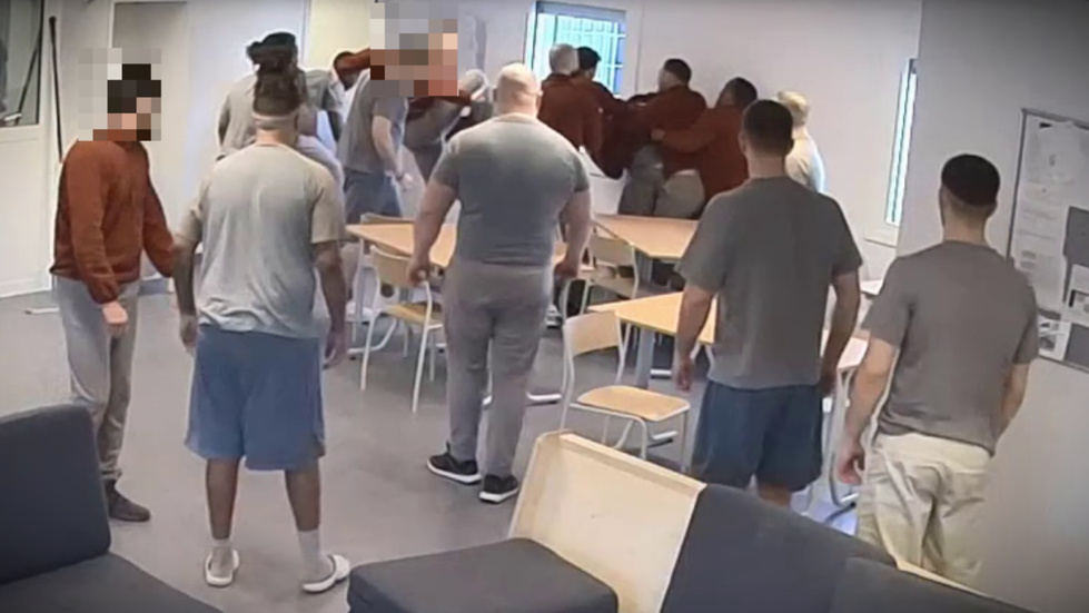 Sex män döms nu efter attacken på Hällbyanstalten. Större delen av händelseförloppet fångades av övervakningskamerorna.