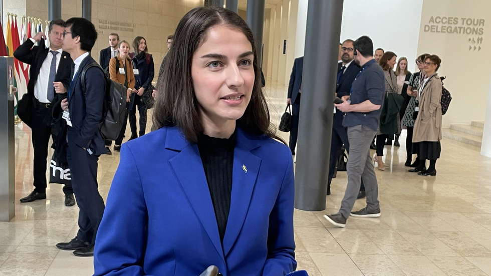 Klimat- och miljöminister Romina Pourmokhtari (L) på väg in till måndagens EU-möte i Luxemburg.