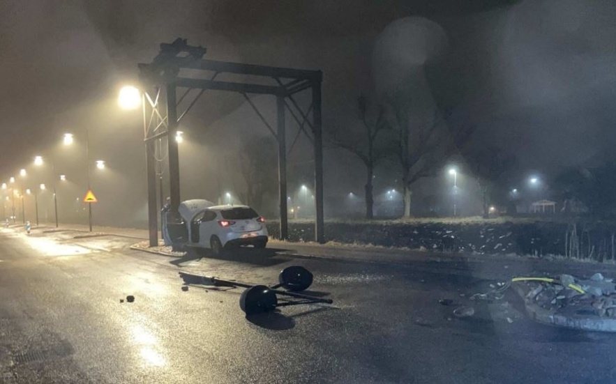 Färden i den stulna bilen tog slut i en stolpe i Töreboda. 