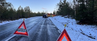 Två bilar kolliderade på glashal väg