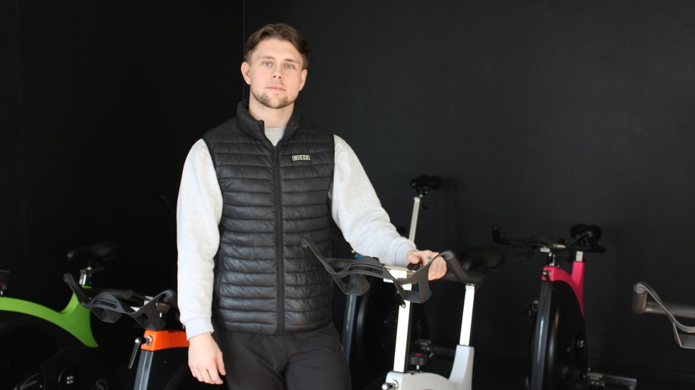 Adam Koponen är ägare på Träningshuset. Genom Vasaloppscyklingen som anordnades i söndags drog gymmet in mer än 20 000 kronor till Barncancerfonden.