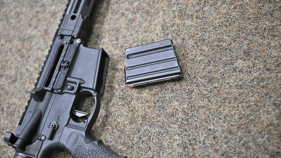 Förbjud halvautomatiska vapen för civilt bruk, skriver insändarskribenten. På bilden är det en så kallad AR-15, som får användas vid jakt. 
