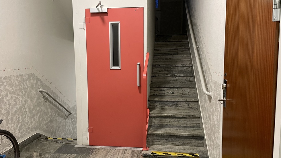 Det var här som en person klämdes fast i hissen och förlorade medvetandet.