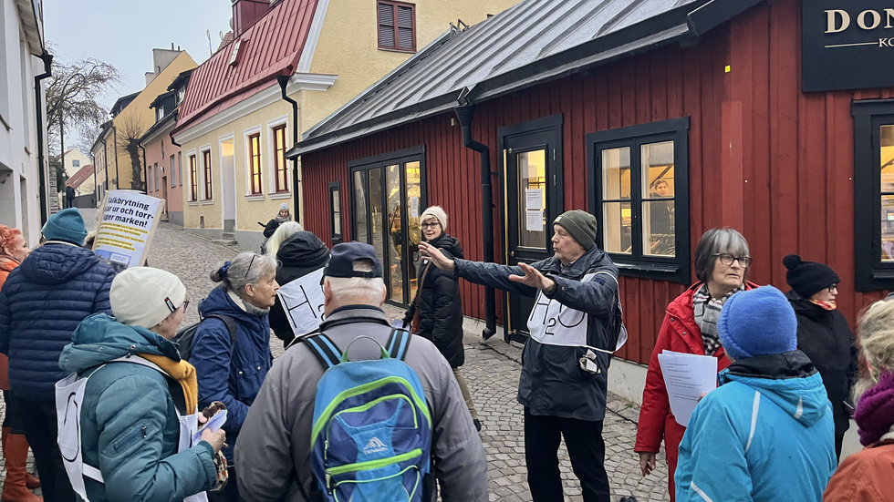 Urbergsgruppens Vattenkör sjunger utanför mark- och miljödomstolens tillfälliga lokal i Visby.

Den som vill engagera sig i en fråga, saknar inte uppslag på Gotland just nu, skriver Gotlänningens ledarskribent. 

"I Eskelhem rustar de för demonstration mot den föreslagna nedläggningen av förskolan och på insändarsidorna kokar ilskan över Gotlandshems önskade försäljning av 332 lägenheter". 
