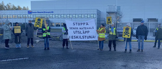 Här protesterar de utanför Senior: "Vad få vi är"