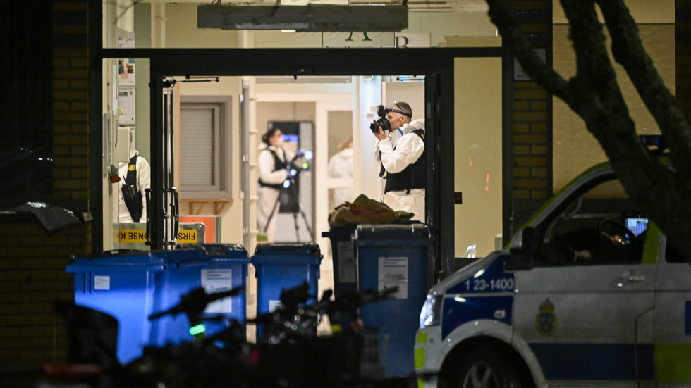 Polisens tekniker i Risbergska skolan i Örebro efter tisdagens skolskjutning.