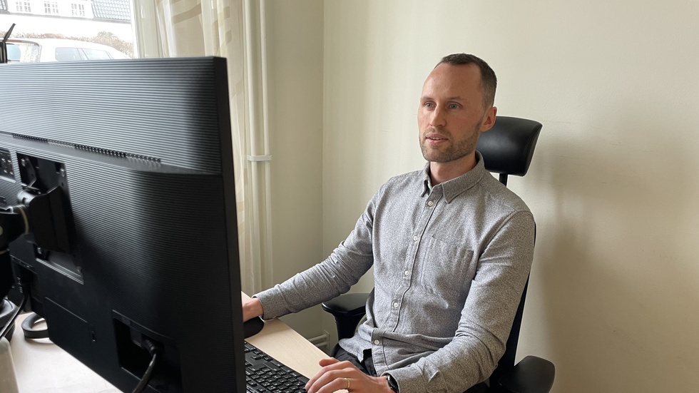 Johan Delvert på sitt kontor på samhällsbyggnadsenheten. 