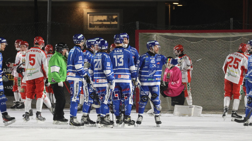 Visar vägen. Lagkaptenen Jonas Enander, med nummer 45, visade IFK Motala vägen på Venhagsvallen. 7-4-seger till slut i seriefinalen mot Målilla Goif. IFK befäster serieledningen och ångar på mot kval.