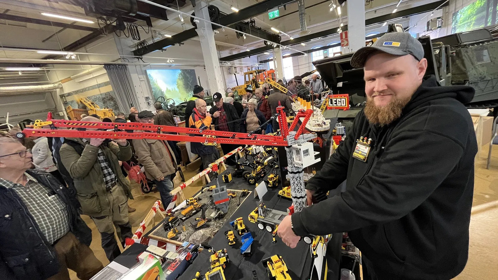 Henrik Almqvist visar en legomodell som tagit nästan tre månader att bygga.