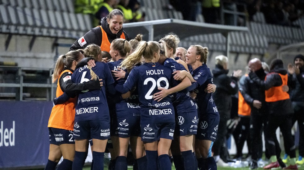 Spelare i Rosengård jublar under matchen mot Brann.