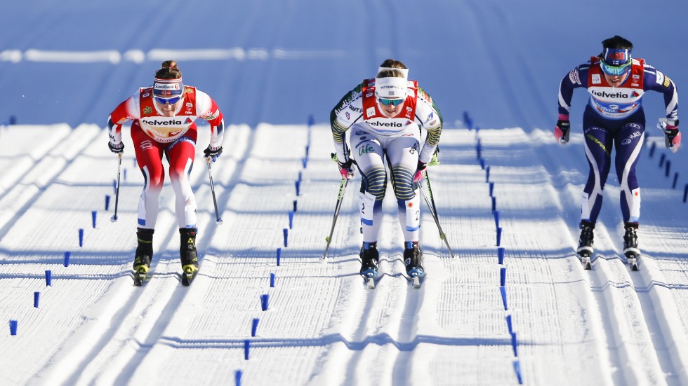 Maiken Caspersen Falla, vänster, Maja Dahlqvist och Krista Pärmäkoski i en av många sprintdueller. Arkivbild.