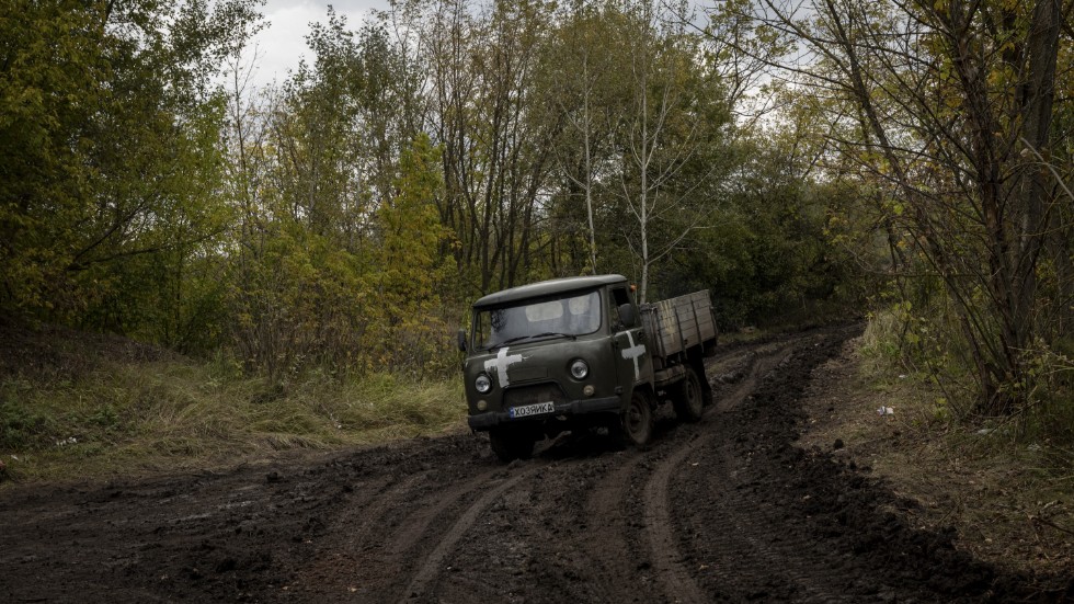 Ukrainskt militärfordon vid Lyman, dagarna innan staden återerövrades.