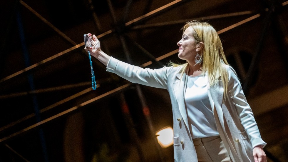 Giorgia Meloni tar en selfie under ett valmöte i Rom i torsdags.