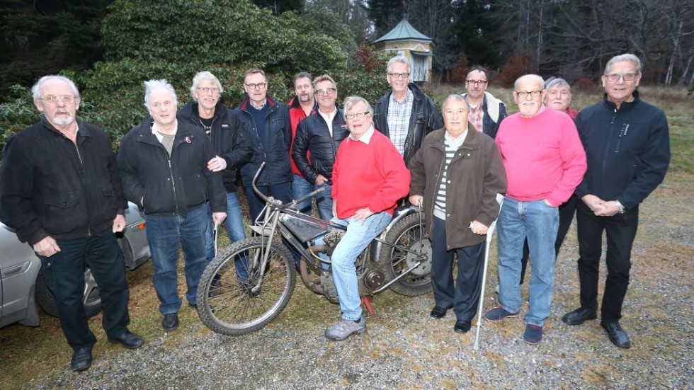 Vargflocken. Från vänster ses Leif ”Leffe” Johansson, Sören Karlsson, Lasse Björk, Ulf Hannell (f d Andersson), Raymond Forsberg, Thomas Pettersson, Ingvar Pettersson, Lars Thalinsson och Bosse Åstrand. På motorcykeln Olle Nygren och till höger om ”Varg-Olle” ses Dan Forsberg, Björn Knutsson och Per-Åke Gerhardsson.