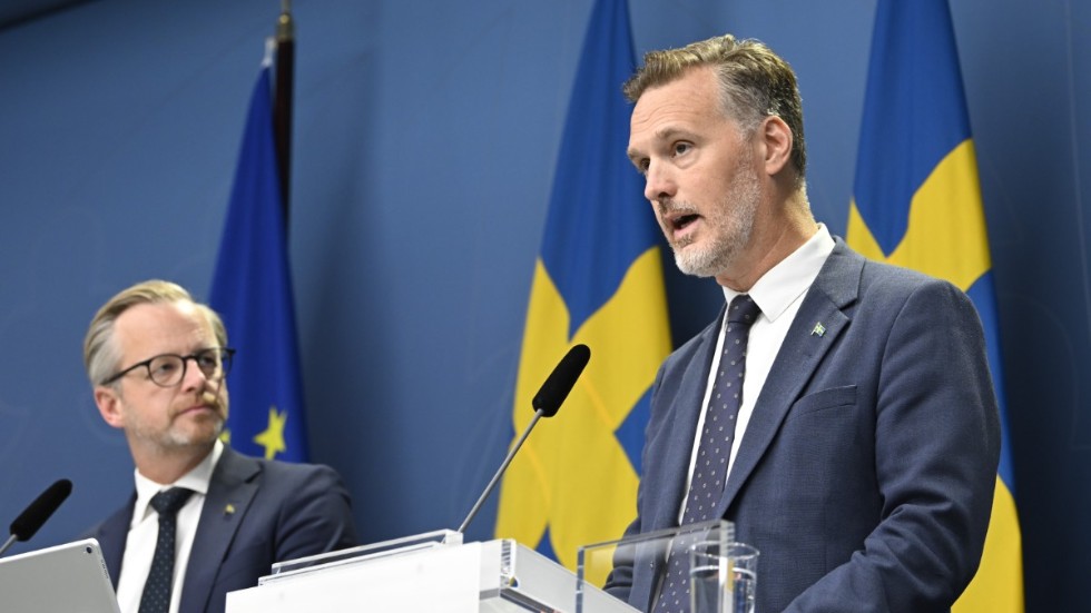 Finansmarknadsminister Max Elger (S) (th) och finansminister Mikael Damberg (S) berättar om de statliga kreditgarantierna för lån till elproducenter.
