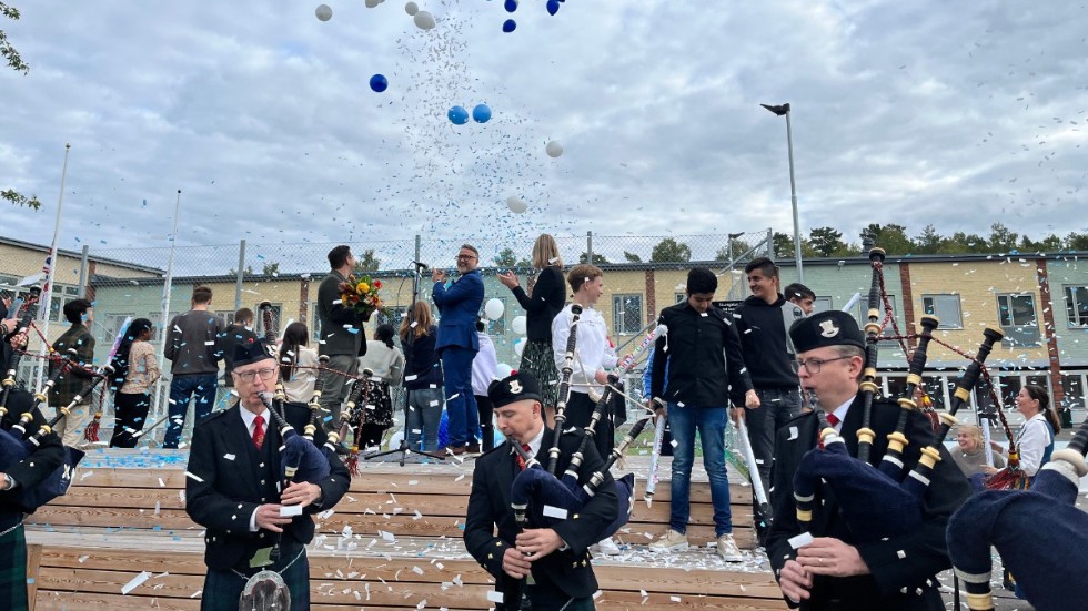 Internationella engelska skolan har renoverats under två års tid. Under måndagens invigningsceremoni hade skolan hyrt in ett säckpipeband och bland annat Jimmy Jansson (S) höll tal. 