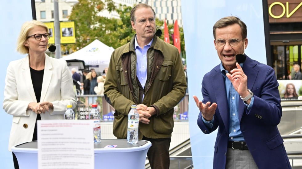 Ulf Kristersson valspurtar tillsammans med Elisabeth Svantesson och Anders Borg.