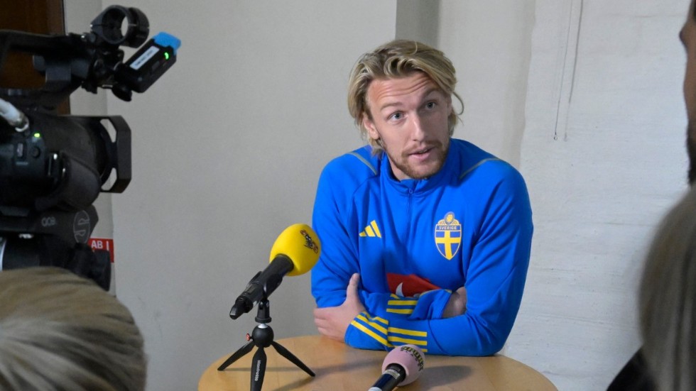Emil Forsberg tycker att det är märkligt att fotbolls-VM 2022 spelas i Qatar.