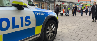 Lastbil körde in i tak till butik i centrala Linköping