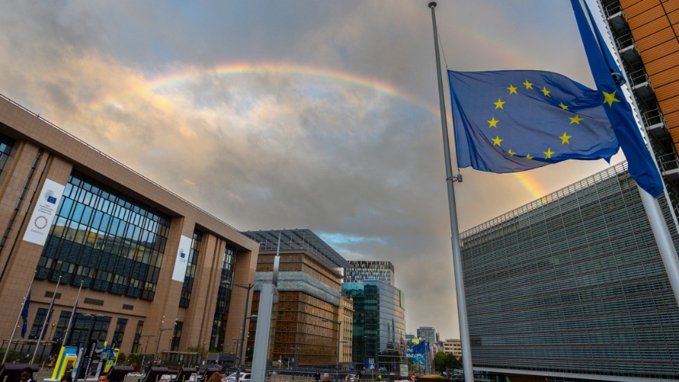 EU-flaggan vajade på halv stång för Storbritanniens drottning Elizabeth när EU-ländernas energiministrar samlades till extrainsatt krismöte i Bryssel.