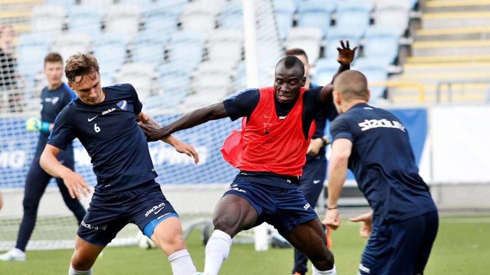 Alhaji Kamara (röd väst) ska enligt Janne Andersson hinna bli spelklar till söndagsmatchen.