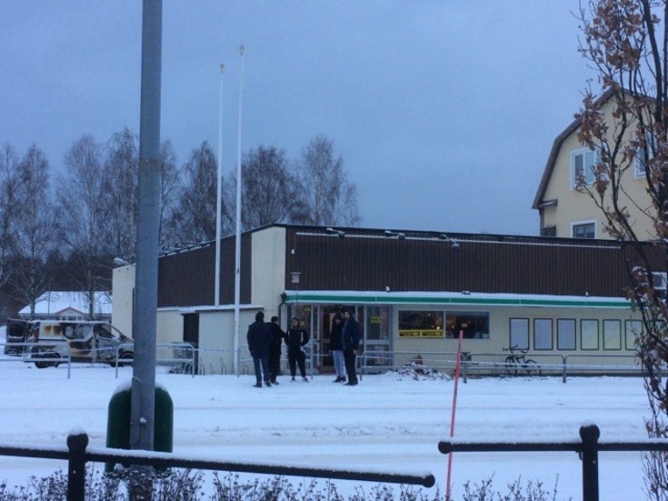 Det brann bland matvarorna i butikslokalen. Alldeles intill ligger en flerbostadsfastighet. De boende spontanutrymde, men kunde snart återvända till sina lägenheter.