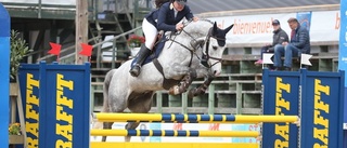 Josefina hoppar om medaljerna