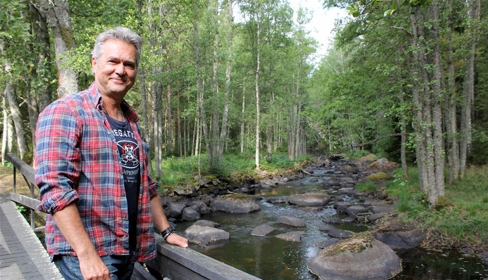 Göran Nachtweij återkommer gärna till platsen där Bråneholms pappersbruk låg en gång i tiden. Av bruket, sågen, kvarnen och hyvleriet finns bara ruiner kvar, men Stångåns vatten lockar också. Den här sensommaren är det dock en lugn och stenig vattenfåra som möter besökare. Foto: Lena Dahlberg