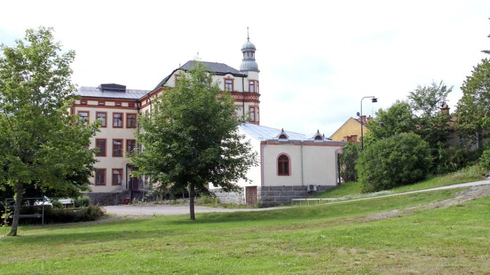 På tomten låg tidigare ett mejeri och bostadhus med tillhörande trädgård.