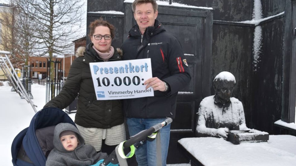 Jenny Djurstedt Caylar vann 10 000 kronor att handla för. Mikael Karlsson från Vimmerby Handel överlämnade en symbolisk check.

Med på bilden är även sonen Rusgar.