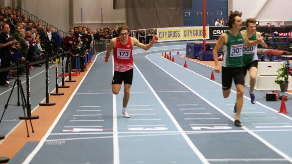 Johan Claeson, i rött, var fem hundradelar från brons på 400 meter under SM-helgen i Norrköping.