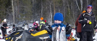 Olle, 6, fick tre stora regnbågar på pimpelpremiären – knepet var ett kräftdjur på kroken: "Jag använder räka"