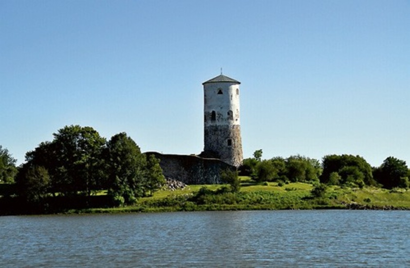 Stegeborgs slottsruin reser sig nära inloppet till Göta kanal.