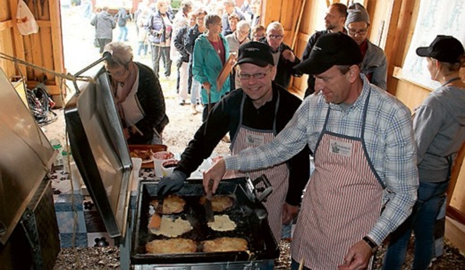 Någonstans omkring 900 raggmunk steker  hembygdsföreningens medlemmar, däribland Erland Nordin och Hans Wallenius, för att mätta hungriga magar.